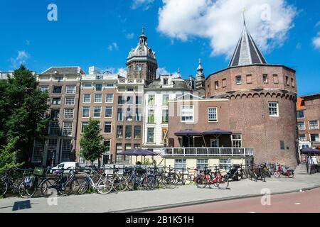 Amsterdam, Niederlande - 22. Juni 2016. Blick auf die Straße in Amsterdam, mit dem Schreierstoren-Turm, umliegenden Gebäuden und Gewerbeimmobilien. Stockfoto