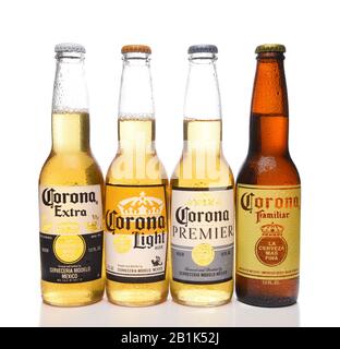 Irvine, KALIFORNIEN - 5. APRIL 2018: Vier verschiedene Flaschen Corona-Biere, darunter Extra, Light, Premier und Familiar. Stockfoto