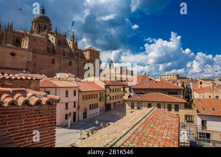 Salamanca, SPANIEN - MAI 2018: Blick auf die schöne Altstadt und die historische Kathedrale von Salamanca Stockfoto