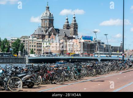 Amsterdam, Niederlande - 22. Juni 2016. Blick auf die Straße in Amsterdam, Richtung Odeburger Brücke, Nikolausbasilika und Schreiersturm, Stockfoto