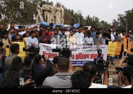 Dhaka, Bangladesch. Februar 2020. Studenten nehmen an einer Protestkundgebung gegen weitere Angriffe auf Demonstranten mit der CAA und der Gewalt der Regierung Modi in Indien, in der Raju Memorial Sculpture, in der Nähe der Dhaka University Teil. Kredit: MD Mehedi Hasan/ZUMA Wire/Alamy Live News Stockfoto