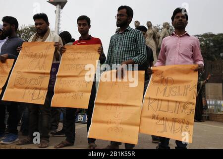 Dhaka, Bangladesch. Februar 2020. Studenten nehmen an einer Protestkundgebung gegen weitere Angriffe auf Demonstranten mit der CAA und der Gewalt der Regierung Modi in Indien, in der Raju Memorial Sculpture, in der Nähe der Dhaka University Teil. Kredit: MD Mehedi Hasan/ZUMA Wire/Alamy Live News Stockfoto