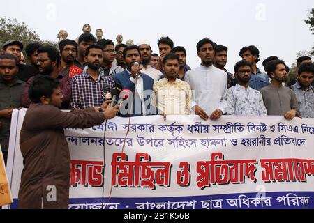 Dhaka, Bangladesch. Februar 2020. Studenten nehmen an einer Protestkundgebung gegen weitere Angriffe auf Demonstranten mit der CAA und der Gewalt der Regierung Modi in Indien, in der Raju Memorial Sculpture, in der Nähe der Dhaka University Teil. Kredit: MD Mehedi Hasan/ZUMA Wire/Alamy Live News Stockfoto