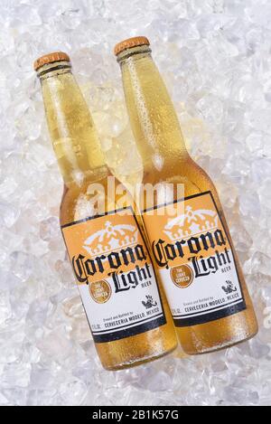 Irvine, KALIFORNIEN - 15. DEZEMBER 2017: Zwei Flaschen Corona Extra Bier auf Eis. Corona ist das beliebteste Importbier in den USA. Stockfoto