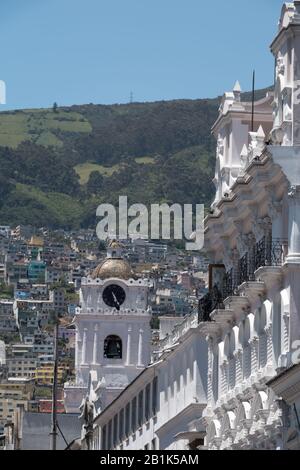 Das historische Zentrum von Quito, das im 16. Jahrhundert auf den Ruinen einer Inka-Stadt, Ecuador, gegründet wurde Stockfoto