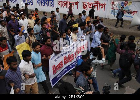 Dhaka, Bangladesch. Februar 2020. Studenten nehmen an einer Protestkundgebung gegen weitere Angriffe auf Demonstranten mit der CAA und der Gewalt der Regierung Modi in Indien, in der Raju Memorial Sculpture, in der Nähe der Dhaka University Teil. Kredit: MD Mehedi Hasan/ZUMA Wire/Alamy Live News Stockfoto