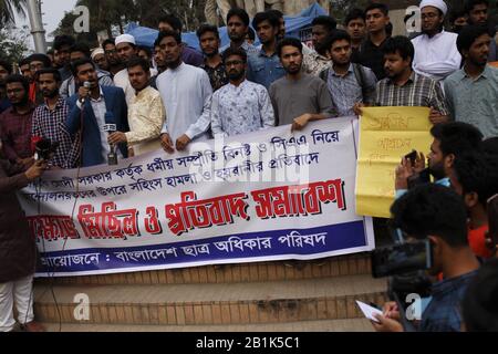 Dhaka, Bangladesch. Februar 2020. Studenten nehmen an einer Protestkundgebung gegen weitere Angriffe auf Demonstranten mit der CAA und der Gewalt der Regierung Modi in Indien, in der Raju Memorial Sculpture, in der Nähe der Dhaka University Teil. Kredit: MD Mehedi Hasan/ZUMA Wire/Alamy Live News Stockfoto