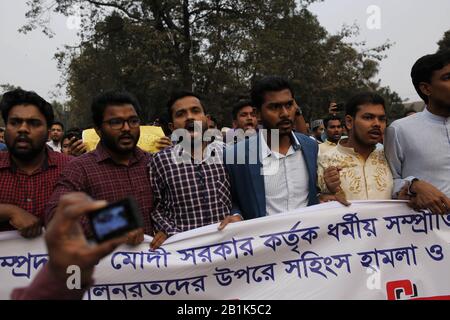 Dhaka, Bangladesch. Februar 2020. Studenten nehmen an einer Protestkundgebung gegen weitere Angriffe auf Demonstranten mit der CAA und der Gewalt der Regierung Modi in Indien, in der Raju Memorial Sculpture, in der Nähe der Dhaka University Teil. Kredit: MD Mehedi Hasan/ZUMA Wire/Alamy Live News Stockfoto