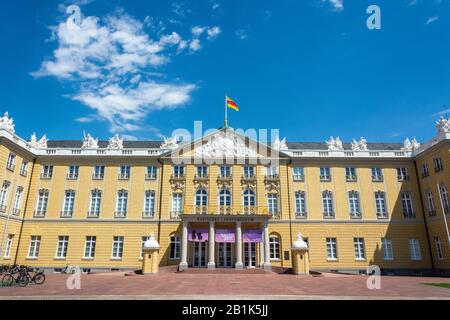 Karlsruhe, Deutschland - 24. Juni 2016. Außenansicht des Karlsruher Schlosses, in dem derzeit das Landesmuseum Baden (Badisches Landesmuseum Karlsruhe) untergebracht ist. Stockfoto