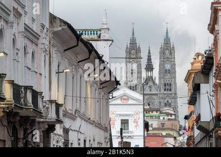 Das historische Zentrum von Quito, das im 16. Jahrhundert auf den Ruinen einer Inka-Stadt, Ecuador, gegründet wurde Stockfoto