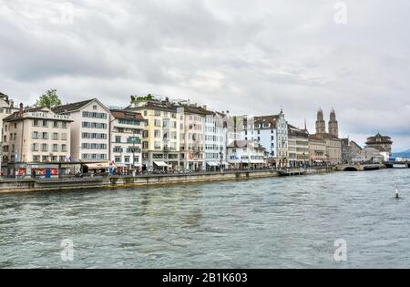 Zürich, Schweiz - 25. Juni 2016. Blick auf Die Altstadtgebäude am Ufer des Flusses Limmat in Zürich, mit Gewerbeimmobilien und Menschen. Stockfoto