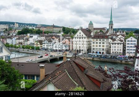 Zürich, Schweiz - 25. Juni 2016. Blick über die Innenstadt von Zürich mit historischen Gebäuden, Stadtverkehr und Menschen. Stockfoto