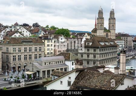 Zürich, Schweiz - 25. Juni 2016. Blick über die Innenstadt von Zürich in Richtung Großmunster Kirche, mit Gewerbeimmobilien und Menschen. Stockfoto