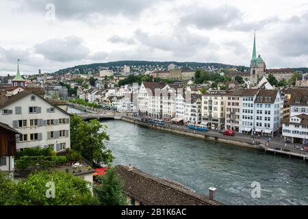 Zürich, Schweiz - 25. Juni 2016. Blick über die Innenstadt von Zürich mit historischen Gebäuden, Stadtverkehr und Menschen. Stockfoto