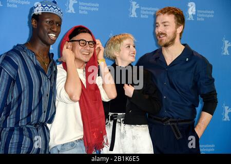 Berlin, Deutschland. Februar 2020. Welket Bungue, Burhan Qurbani, Jella Haase und Albrecht Schuch an der Fotocall für den 'Berlin Alexanderplatz' auf der Berlinale 2020/70. Internationalen Filmfestival Berlin im Hotel Grand Hyatt. Berlin, 26. Februar 2020 - weltweite Nutzung Credit: Dpa / Alamy Live News Stockfoto