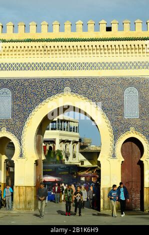 Fes, Marokko - 20. November 2014: Unidentifizierte Menschen am Bab Bou Jeloud den Eingang zum Souk Fes el-Bali Stockfoto