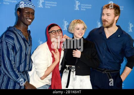 Berlin, Deutschland. Februar 2020. Welket Bungue, Burhan Qurbani, Jella Haase und Albrecht Schuch an der Fotocall für den 'Berlin Alexanderplatz' auf der Berlinale 2020/70. Internationalen Filmfestival Berlin im Hotel Grand Hyatt. Berlin, 26. Februar 2020 - weltweite Nutzung Credit: Dpa / Alamy Live News Stockfoto