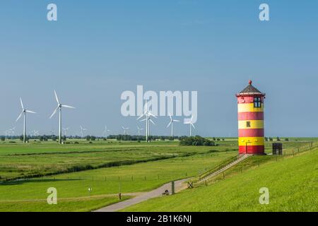 Pilsum Leuchtturm mit Windturbinen im Hintergrund, Pilsum, Krummhoern, Ostfriesland, Niedersachsen, Deutschland Stockfoto