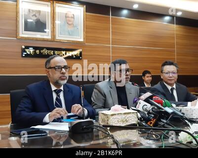 Dhaka. Februar 2020. Gesundheitsminister Zahid Maleque (C, Front) und der chinesische Botschafter in Bangladesch Li Jiming (R, Front) nehmen an einer gemeinsamen Pressekonferenz zum Kampf gegen die COVID-19 in Dhaka, Bangladesch, 25. Februar 2020 Teil. Kredit: Xinhua/Alamy Live News Stockfoto