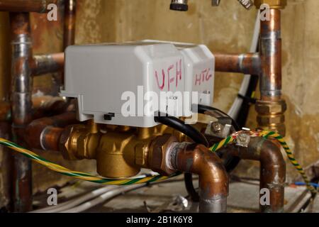 Zwei motorisierte Ventile für eine Zentralheizung im Vereinigten Königreich Stockfoto