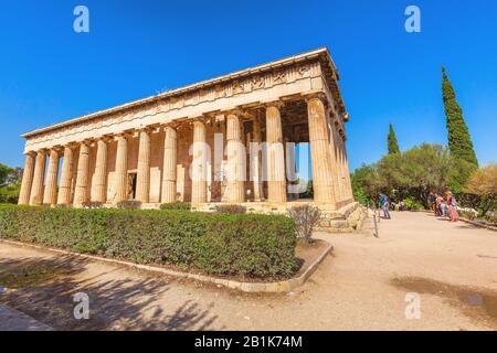 Athen, Griechenland - 14. Oktober 2016: Touristen in der Nähe von Tempel des Hephaistos in Athen, Griechenland Stockfoto