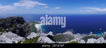 Schöner Panoramablick vom Hangklip-Gipfel des türkisfarbenen Ufers der Pringle Bay und dem tiefblauen Wasser des Atlantiks Stockfoto