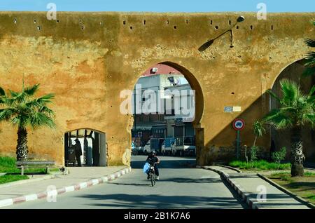 Rabat, Marokko - 18. November 2014: Unidentifizierter Biker und Tor in der alten Stadtmauer Stockfoto