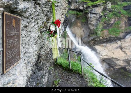 Meiringer, Schweiz - 26. Juni 2016. Der Ort des Endstands von Sherlock Holmes am Wasserfall der Reichenbachfälle in der Schweiz, mit Memoria Stockfoto