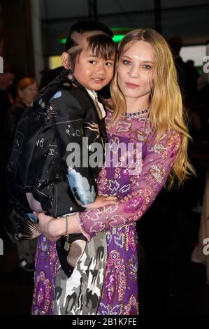Berlin, Deutschland. Februar 2020. Lilith Stangenberg mit Begleitung bei der Premiere von "Orphea" auf dem Internationalen Filmfestival der Berlinale 2020/70 in Cinemaxx. Berlin, 25. Februar 2020 - weltweite Nutzung Credit: Dpa / Alamy Live News Stockfoto