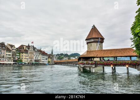 Lucerne, Schweiz - 26. Juni 2016. Blick auf die mit einer Holzbrücke überdachte Kapellbrücke, die den Fluss Reuss in Luzern überspannt. Die Brücke stammt vom 13 Stockfoto