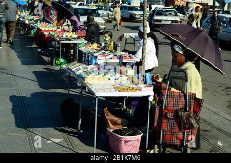 Rabat, Marokko - 18. November 2014: Nicht identifizierte Menschen auf dem Straßenmarkt nur für Afrikaner südlich der Sahara, Stockfoto