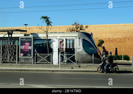 Rabat, Marokko - 18. November 2014: Unidentifizierter Biker und moderne öffentliche Straßenbahn im Bahnhof Bab Chellah Stockfoto