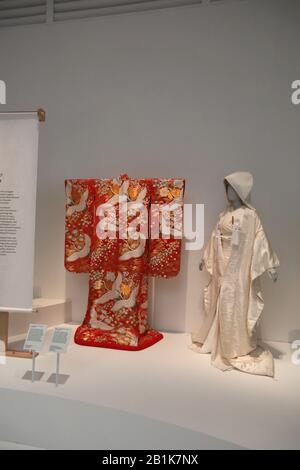 Eine Ausstellung, in der zwei brautkimonos (von links nach rechts), ein "Outer-Kimono für eine Frau (Uchikake)" und ein "Kimono-Ensemble für eine Frau (Shiromuku)" von 1980 bis 2000 während einer Vorschau der Ausstellung "Kimono: Kyoto to Catwalk" im V&A Museum in London gezeigt werden. Stockfoto