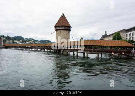 Lucerne, Schweiz - 26. Juni 2016. Blick auf die mit einer Holzbrücke überdachte Kapellbrücke, die den Fluss Reuss in Luzern überspannt. Die Brücke stammt vom 13 Stockfoto