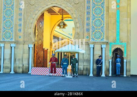 Rabat, Marokko - 18. November 2014: Nicht identifizierte Soldaten verschiedener Dienstarme vor dem Eingang zum Palast von König Hassan Stockfoto