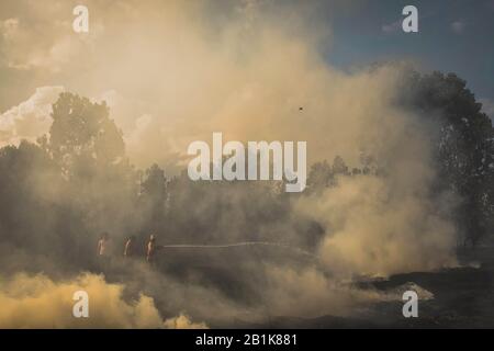 Riau, Indonesien. Februar 2020. Die Feuerwehrleute versuchen, den Pfirschenbrand im Dorf Sri Meranti in Pekanbaru, Riau, Indonesien, 26. Februar 2020 zu löschen. Kredit: Afrianto Silalahi/Xinhua/Alamy Live News Stockfoto