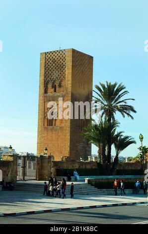 Rabat, Marokko - 18. November 2014: Nicht identifizierte Touristen, die den Hassan-Turm besichtigen - Wahrzeichen der Stadt Stockfoto