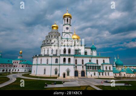 Neues JERUSALEM, ISTRA, RUSSLAND - 4. SEPTEMBER 2019: Pforte Kirche des Herrn Eingang nach Jerusalem. Wiederauferstehung Neues Stauropegiales Kloster Jerusalem Stockfoto