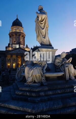 Schiller-Denkmal auf dem Gendarmenmarkt, Berlin, Deutschland Stockfoto