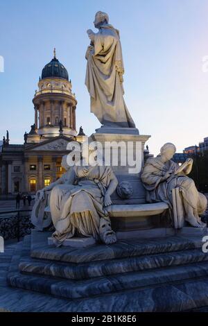 Schiller-Denkmal auf dem Gendarmenmarkt, Berlin, Deutschland Stockfoto