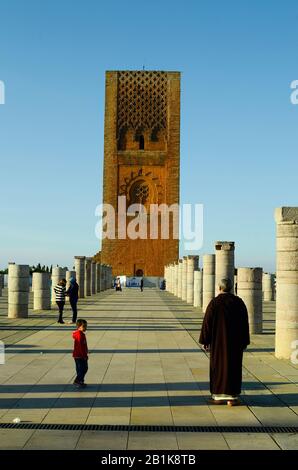 Rabat, Marokko - 18. November 2014: Nicht identifizierte Touristen besichtigen den Hassan-Turm - ein Wahrzeichen der Stadt Stockfoto