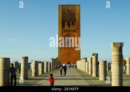 Rabat, Marokko - 18. November 2014: Unidentifizierte Touristen, die an der Stelle von Hassan Tower alias Tour Hassan aufbrechen - ein Minarett und Wahrzeichen der Stadt Stockfoto