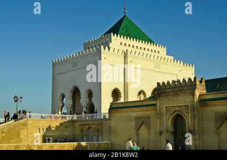 Rabat, Marokko - 18. November 2014: Nicht identifizierte Touristen durch Besichtigungen des Mausoleumses Mohammed V., der König von Marokko Stockfoto