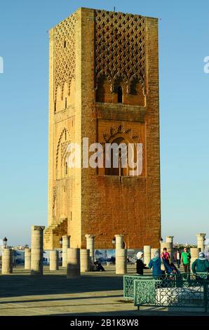 Rabat, Marokko - 18. November 2014: Unidentifizierte Touristen, die an der Stelle von Hassan Tower alias Tour Hassan aufbrechen - ein Minarett und Wahrzeichen der Stadt Stockfoto