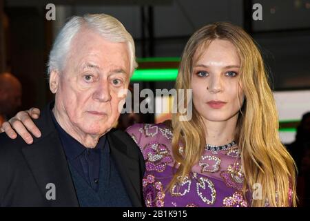 Berlin, Deutschland. Februar 2020. Alexander Kluge und Lilith Stangenberg bei der Premiere von "Orphea" auf dem Internationalen Filmfestival der Berlinale 2020/70 in Cinemaxx. Berlin, 25. Februar 2020 - weltweite Nutzung Credit: Dpa / Alamy Live News Stockfoto