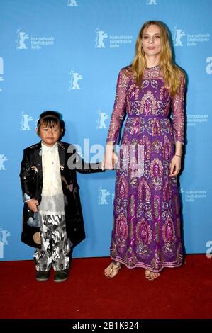 Berlin, Deutschland. Februar 2020. Lilith Stangenberg mit Begleitung bei der Premiere von "Orphea" auf dem Internationalen Filmfestival der Berlinale 2020/70 in Cinemaxx. Berlin, 25. Februar 2020 - weltweite Nutzung Credit: Dpa / Alamy Live News Stockfoto