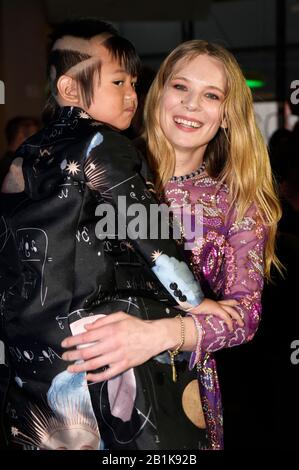 Berlin, Deutschland. Februar 2020. Lilith Stangenberg mit Begleitung bei der Premiere von "Orphea" auf dem Internationalen Filmfestival der Berlinale 2020/70 in Cinemaxx. Berlin, 25. Februar 2020 - weltweite Nutzung Credit: Dpa / Alamy Live News Stockfoto