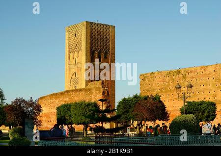 Rabat, Marokko - 18. November 2014: Unidentifizierte Menschen vor dem Hassan-Turm alias Tour Hassan - einem Minarett und Wahrzeichen der Stadt - mit einem Teil Stockfoto