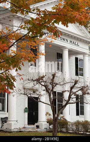 Weiße Säulen mit schwarzen Fensterläden, dies ist die Innenstadt von Hopkinton oder das Dorf von. Hübsche Herbstszene in Central New Hampshire. Lokale Regierung. Stockfoto