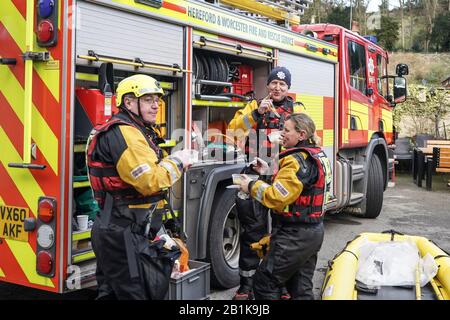 Bewdley, Großbritannien. Februar 2020. Heroische Rettungsdienste ernähren sich von sehr dankbaren Bewohnern. Hereford und der Worcester Fire and Rescue Service nehmen sich einen Moment Zeit, um eine hausgemachte Hühnerkurry zu genießen, die von anerkennenden Anwohnern bereitgestellt wird. Credit: Lee Hudson/Alamy Live News Stockfoto